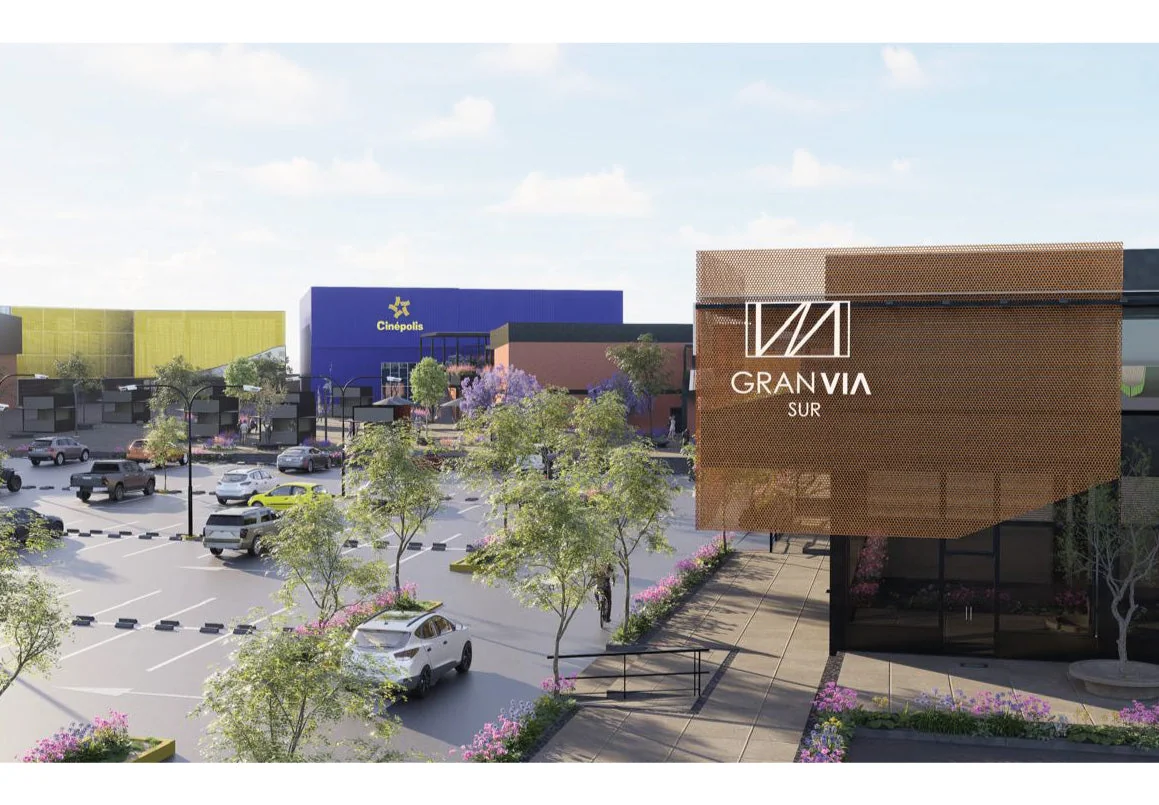 Acceso principal con la identidad de Gran Vía Sur y Cinépolis al fondo. Render oficial del proyecto.